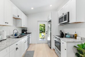 Frigorifero, microonde, forno, piano cottura