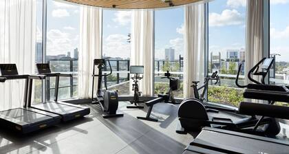 Modern Apartment With Gym, Sauna, Pool & City Access