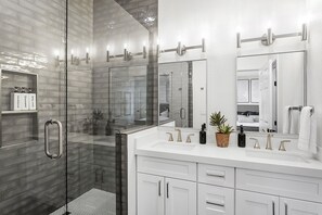Badewanne, Haartrockner, Handtücher