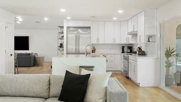 Télévision, cheminée, table de tennis de table