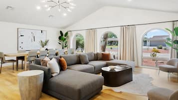 Télévision, cheminée, table de tennis de table