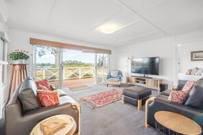 TV - Mandalay on Pipeclay - 3 Bedroom House - Free Parking - Free WIFI (Cremorne)