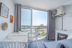 Interior - Sea view studio in Bahia II (Empuriabrava)