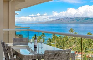 Outdoor dining - Maui Resort Rentals: Honua Kai Hokulani 742 - Spacious 2BR w/ Partial Ocean and West Maui Mountain Views! (Lahaina)