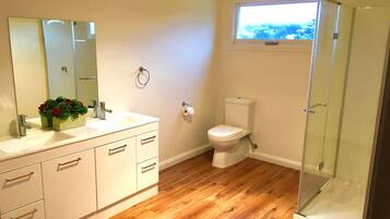 Een douche, een haardroger, handdoeken, zeep