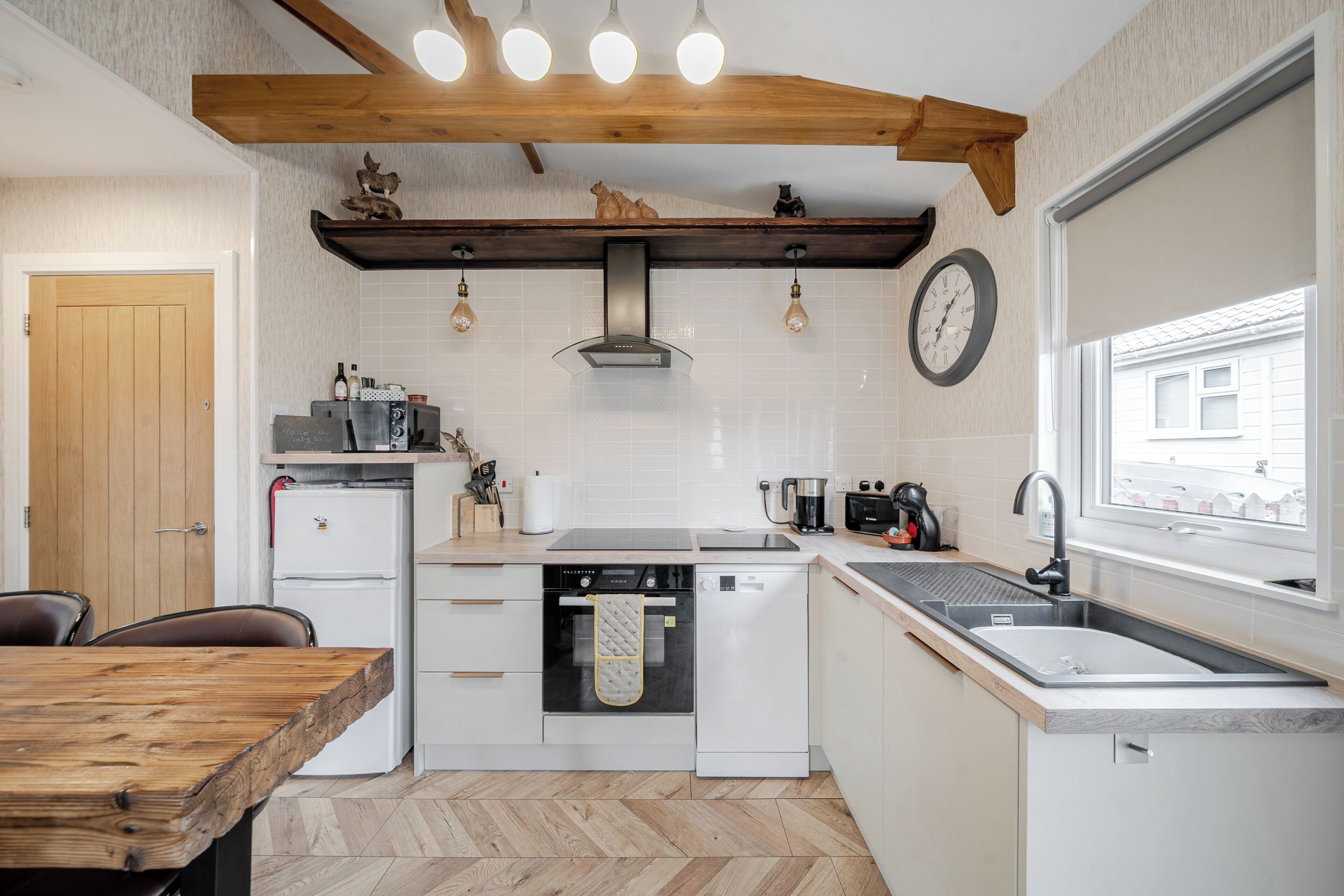 Refrigerador, microondas, horno y parrilla de estufa 