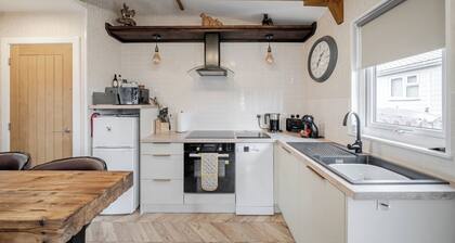 1 Bed Cabin - Sleeps 2 - Pets - 2 Min To Beach