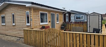 1 Bed Cabin - Sleeps 2 - Pets - 2 Min To Beach