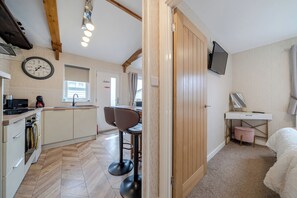 1 bedroom, iron/ironing board, WiFi, bed sheets - 1 Bed Cabin - Sleeps 2 - Pets - 2 Min To Beach (Bridlington)