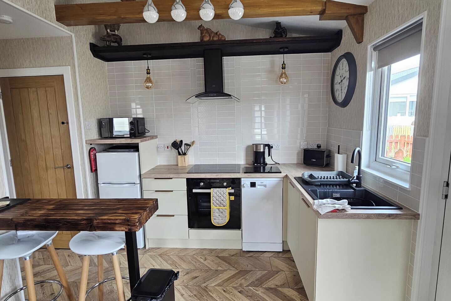 雪櫃、微波爐、焗爐、爐具