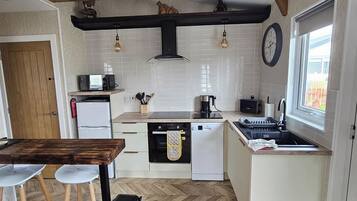 雪櫃、微波爐、焗爐、爐具