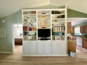 Interior - Park Front Cottage - 15 Minutes To The Beach!  (Wilmington)