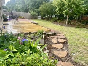 Outdoor dining - Park Front Cottage - 15 Minutes To The Beach!  (Wilmington)