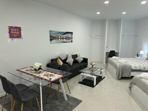 Iron/ironing board, WiFi, bed sheets - Funchal-Studio-Sleeps4-FreeParking (Funchal)