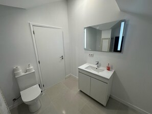 Shower, hair dryer, towels - Funchal-Studio-Sleeps4-FreeParking (Funchal)