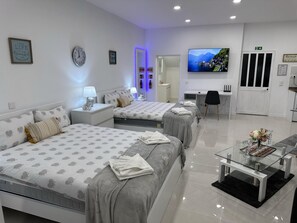 Iron/ironing board, WiFi, bed sheets - Funchal-Studio-Sleeps4-FreeParking (Funchal)