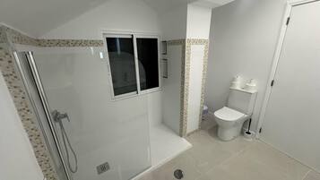 Een douche, een haardroger, handdoeken