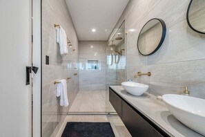 Badewanne, Haartrockner, Handtücher