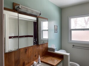 Regadera, toallas, jabón, shampoo 