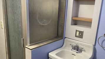 Ducha, toallas, jabón y champú