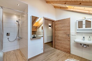 Douche, articles de toilette gratuits, sèche-cheveux