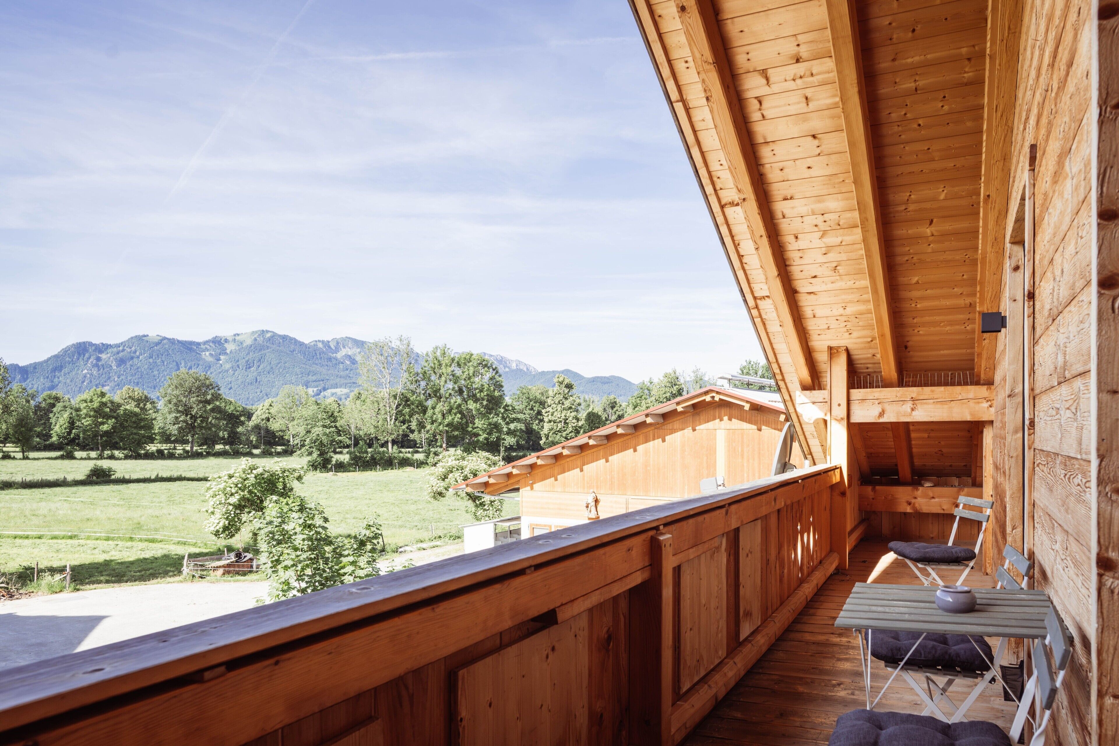 Ein Holzbalkon mit Blick auf eine Berglandschaft.