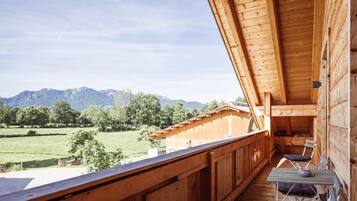 Ein Holzbalkon mit Blick auf eine Berglandschaft.
