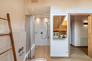 Dusj, toalettartikler (inkludert), hårføner og håndklær
