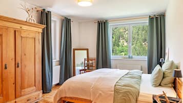 4 bedrooms, desk, free WiFi, bed sheets