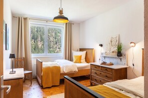 4 soverom, skrivebord, wi-fi (inkludert) og sengetøy