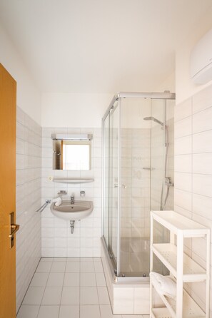 Shower, hair dryer, towels - Studio Apartment 'Schneckenhalde' with Mountain View, Balcony and Wi-Fi (Bad Säckingen)
