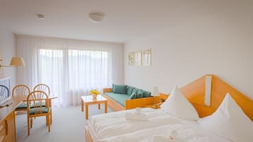 Tabla de planchar con plancha, wifi gratis y ropa de cama