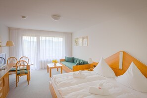 Iron/ironing board, free WiFi, bed sheets - Studio Apartment 'Schneckenhalde' with Mountain View, Balcony and Wi-Fi (Bad Säckingen)