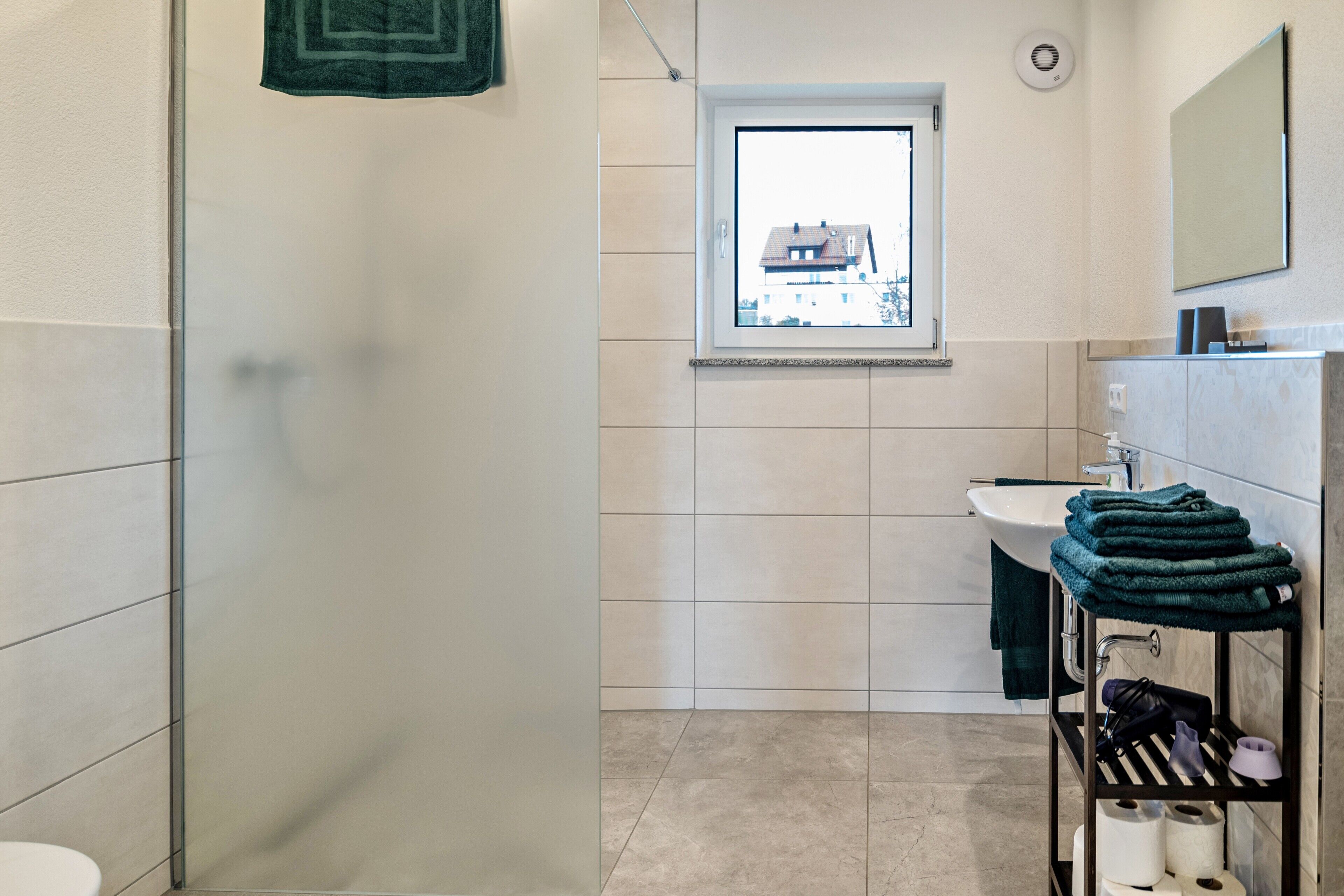 Dusche, Haartrockner, Handtücher