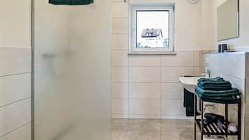 Dusche, Haartrockner, Handtücher
