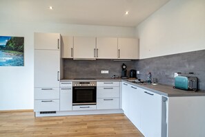 Jääkaappi, mikroaaltouuni, uuni, liesi