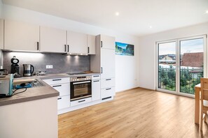 Frigorífico, microondas, horno y placa de cocina