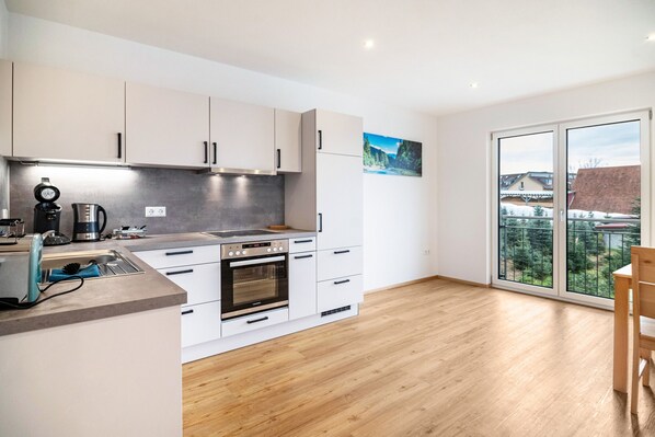 Een koelkast, een microgolfoven, een oven, een kookplaat