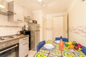 Refrigerador, microondas, horno, placa de cocina