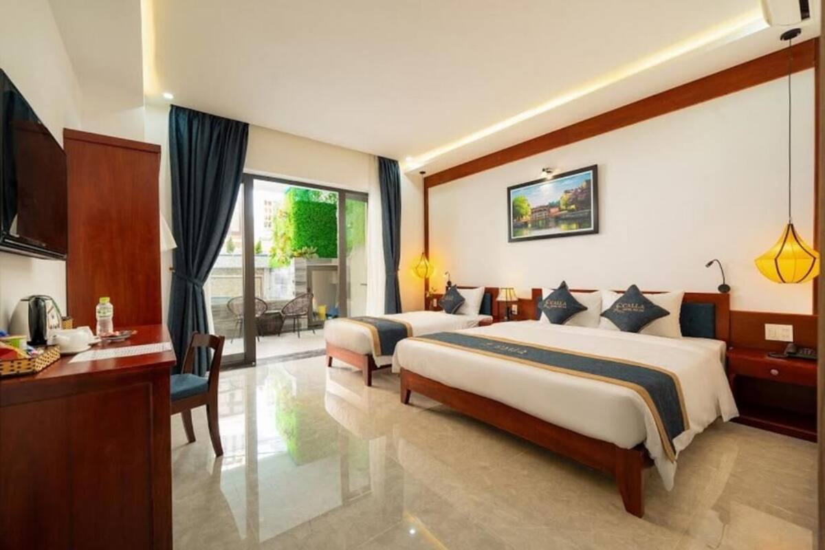 Kamar Triple Deluks, 1 kamar tidur, pemandangan kolam renang | Seprai Frette Italia, seprai premium, busa memori, dan minibar