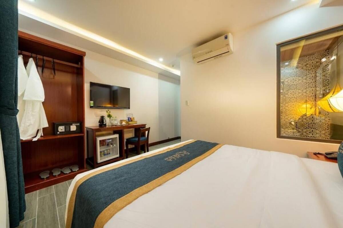 Kamar Double Standar | Seprai Frette Italia, seprai premium, busa memori, dan minibar
