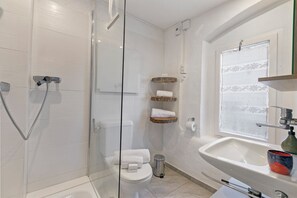 Douche, sèche-cheveux, serviettes fournies