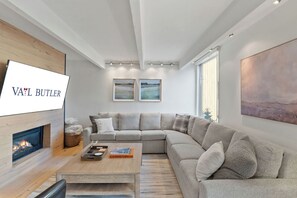 Una televisión, una chimenea, una oficina