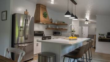 Frigorífic, microones, forn i placa de cuina