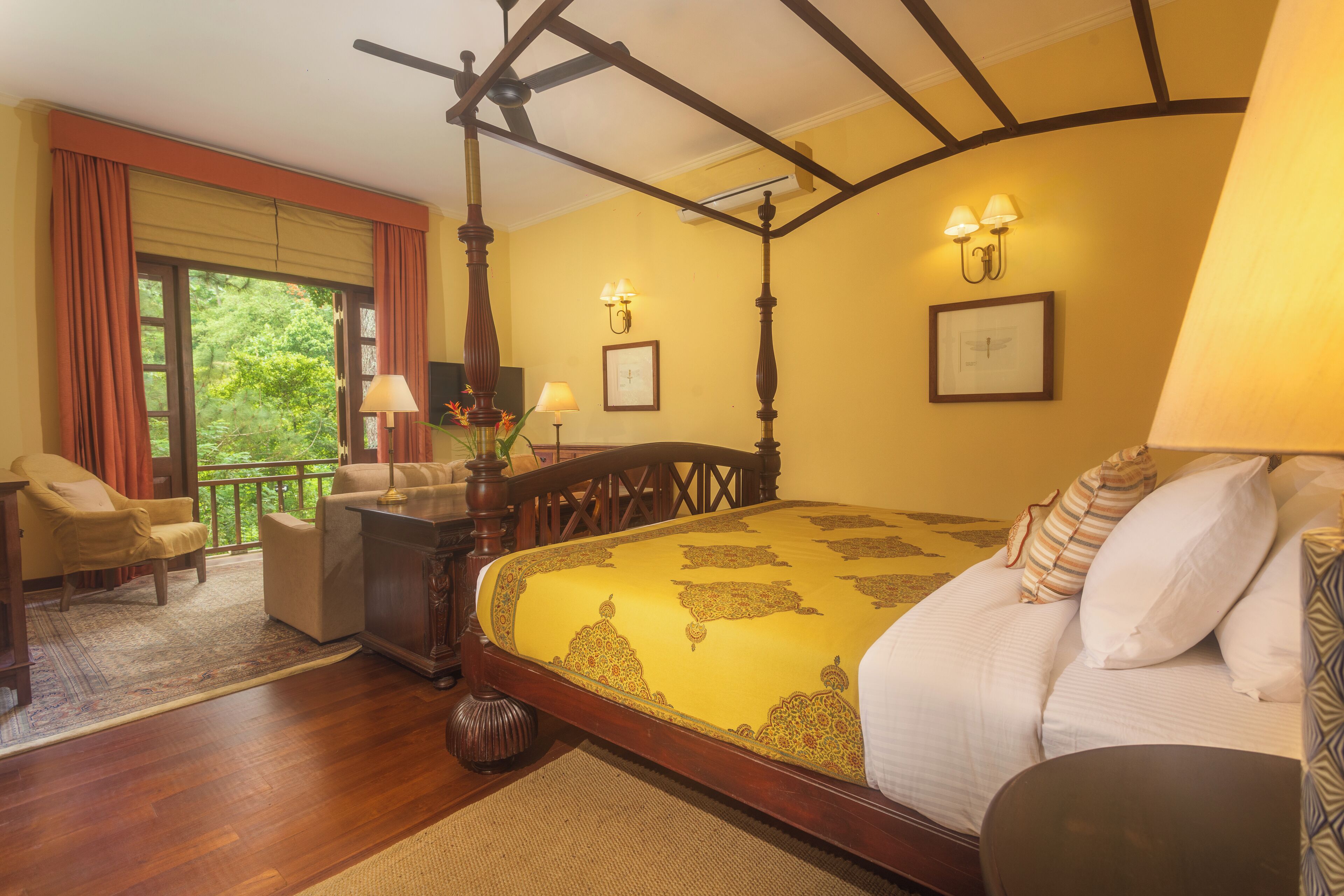 1 habitación, caja de seguridad en la habitación y escritorio 