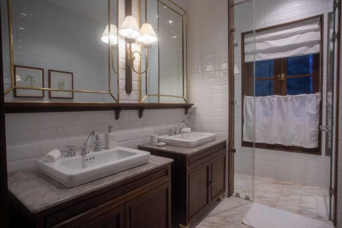 Secador de pelo, batas, pantuflas, bidet