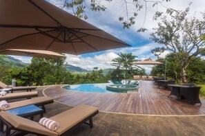 Piscine extérieure, parasols de plage, chaises longues