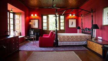 Luxury Suite | 1 bedroom, in-room safe, desk, soundproofing