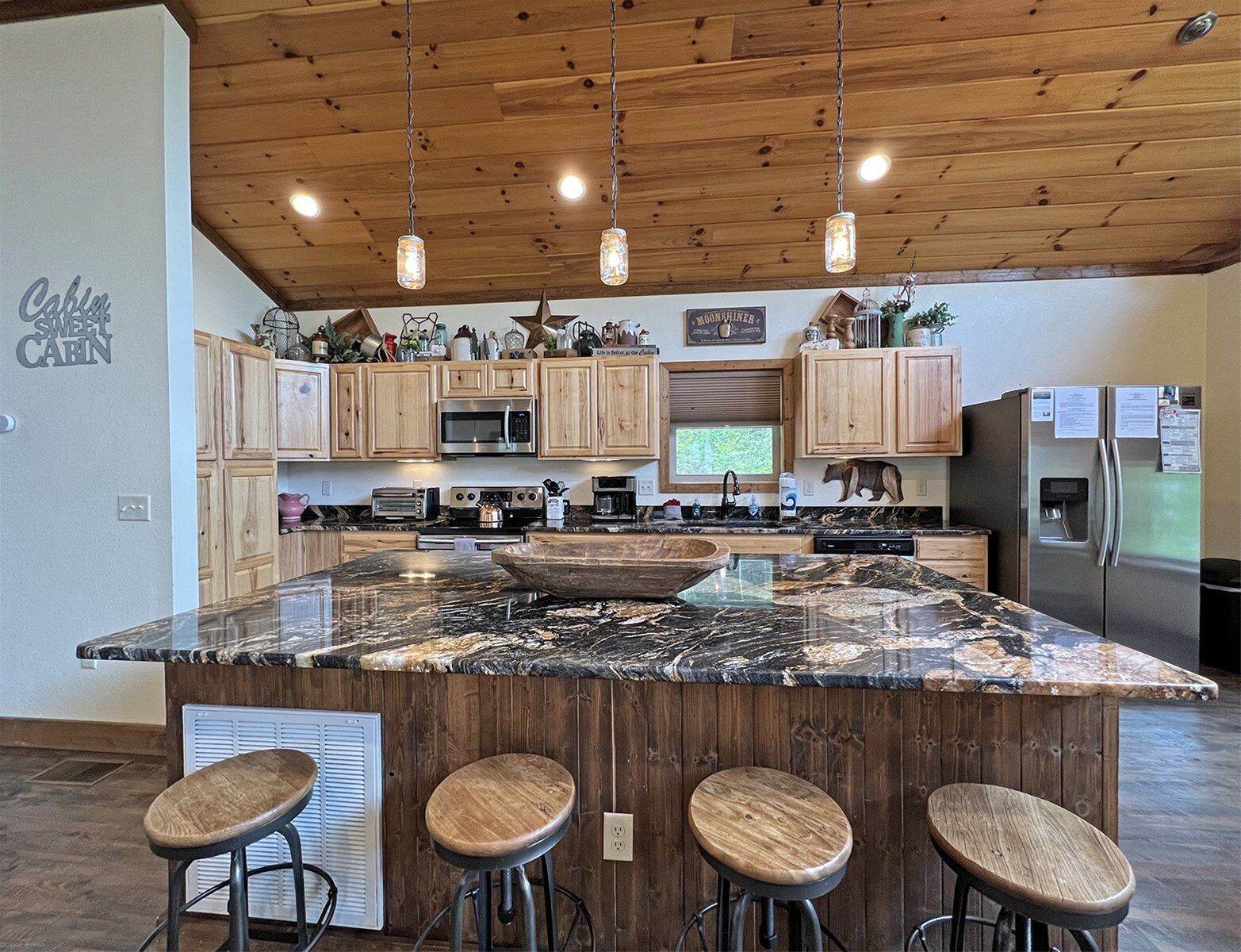 Réfrigérateur, four à micro-ondes, un four, surface de cuisson