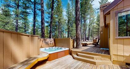 Loft home with private hot tub, deck, grill, fireplace, & 10 SHARC passes